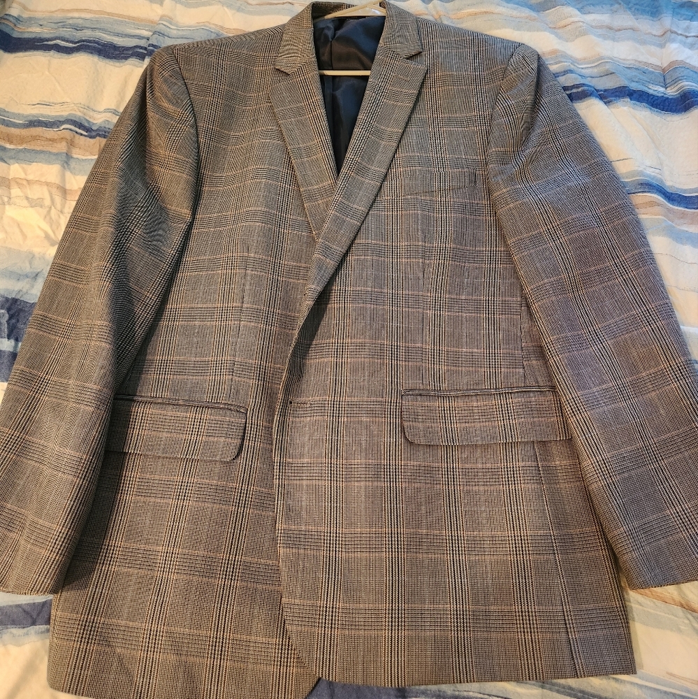 Gray Sport Coat with Notched Lapels and Tailored Fit